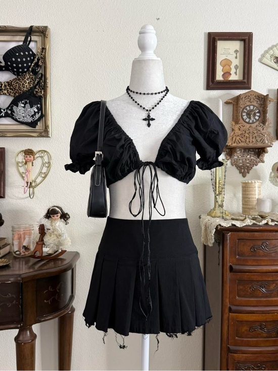 SHEIN Tops - Witchy boho black cropped tie front top w puff sleeves